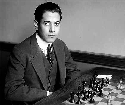 Qui sont les meilleurs joueurs d'échecs ? 6 José Raul Capablanca en train de jouer aux échecs
