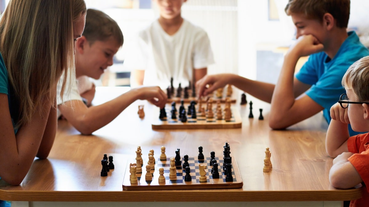 Comment les jeux d’échecs ont réussi à séduire la Gen Z et à devenir un sport tendance 2 Groupe d'enfants jouant aux échecs