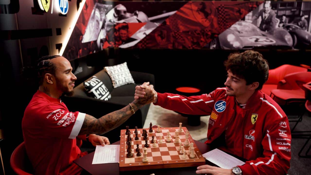 Quand échecs et sports physiques de haut niveau font bon ménage 1 Lewis Hamilton et Charles Leclerc jouent aux échacs