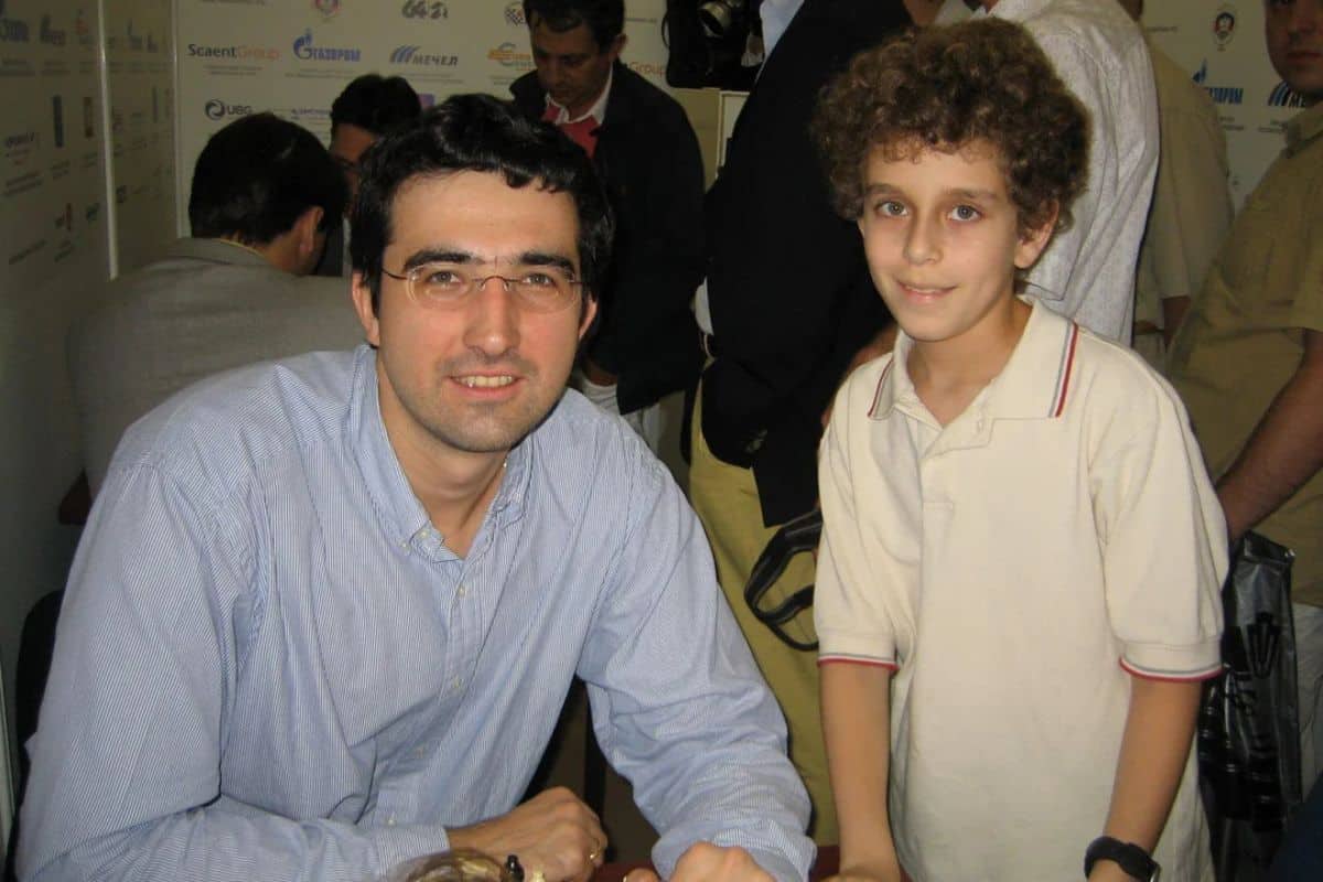 Décès de Daniel Naroditsky : le monde des échecs entre tristesse et vive indignation 3 Kramnik et Naroditsky en 2007