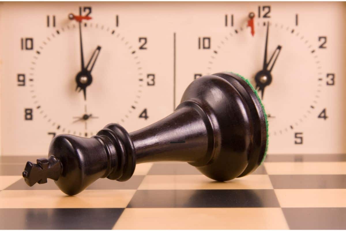 Bullet, Blitz ou Rapide : quelle cadence choisir pour booster votre niveau tactique ? 3 Roi coiuché - Cadence au jeu d'échecs