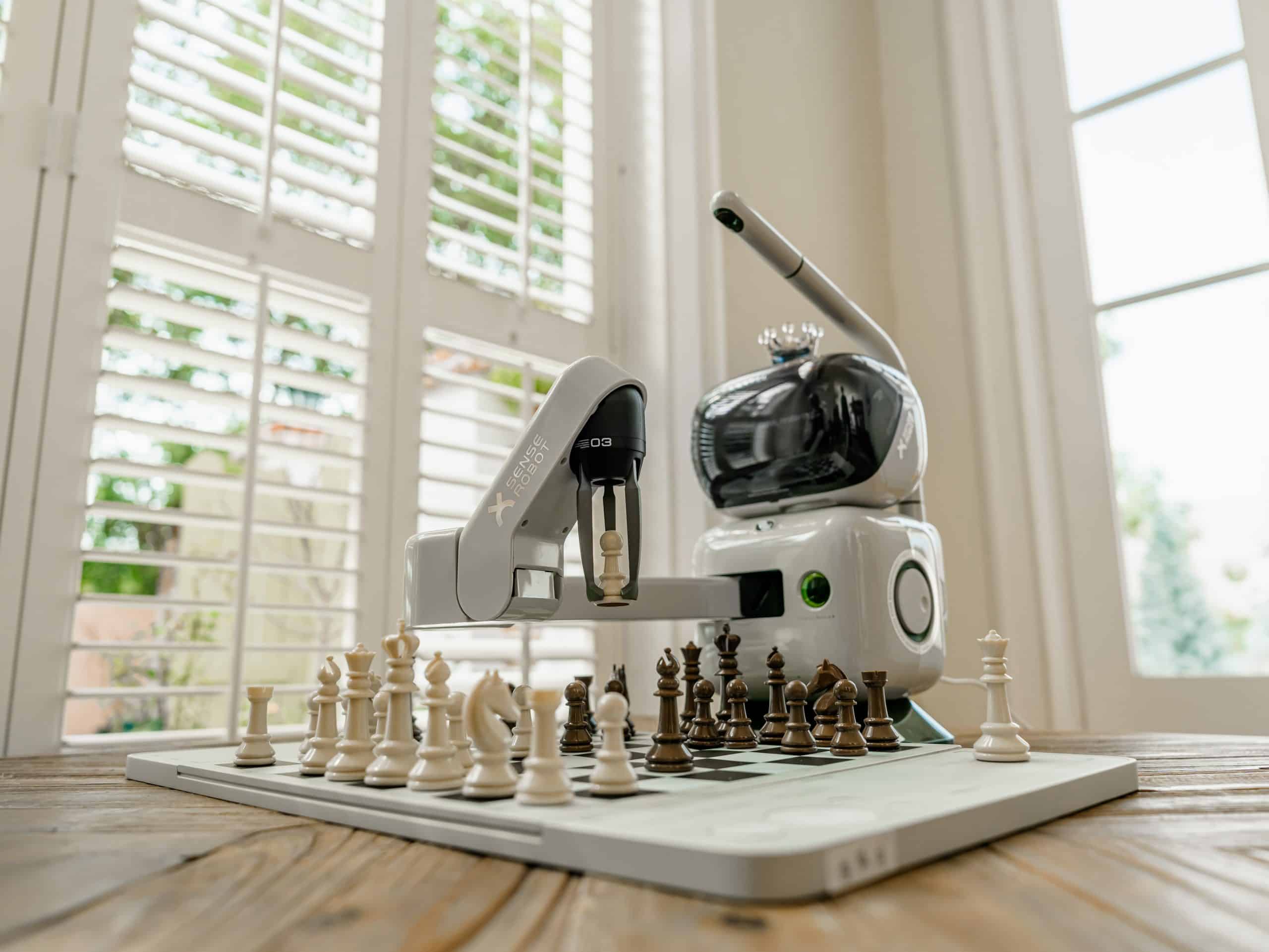 On a trouvé l'adversaire idéal pour vos parties en solo : le robot joueur d'échecs boosté à l'IA ! 2 SenseRobot Chess - Robot d'échecs
